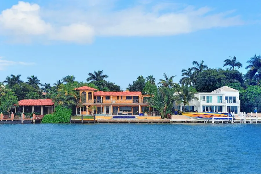 Imagem de projetos arquitetônicos e casas prontas desenvolvidos por arquiteto Morros - Maranhão e arquiteta em um escritório de arquitetura especializado. Cada projeto reflete sofisticação, funcionalidade e atenção aos detalhes, garantindo que cada cliente receba um lar que combine estética e conforto.